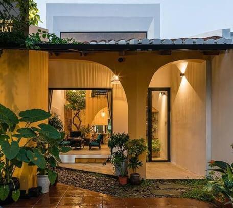 Why is a new project in Ho Chi Minh City not being built on schedule?
